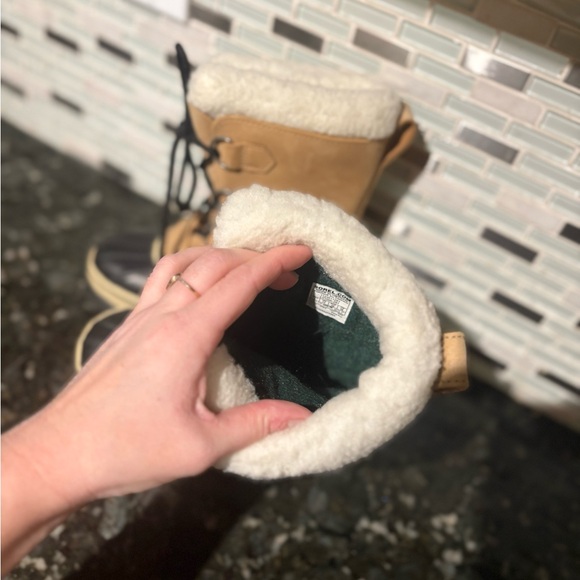 Sorel Kids Tan and Black Winter Boots Wool Caribou Size 1Y - Picture 7 of 9